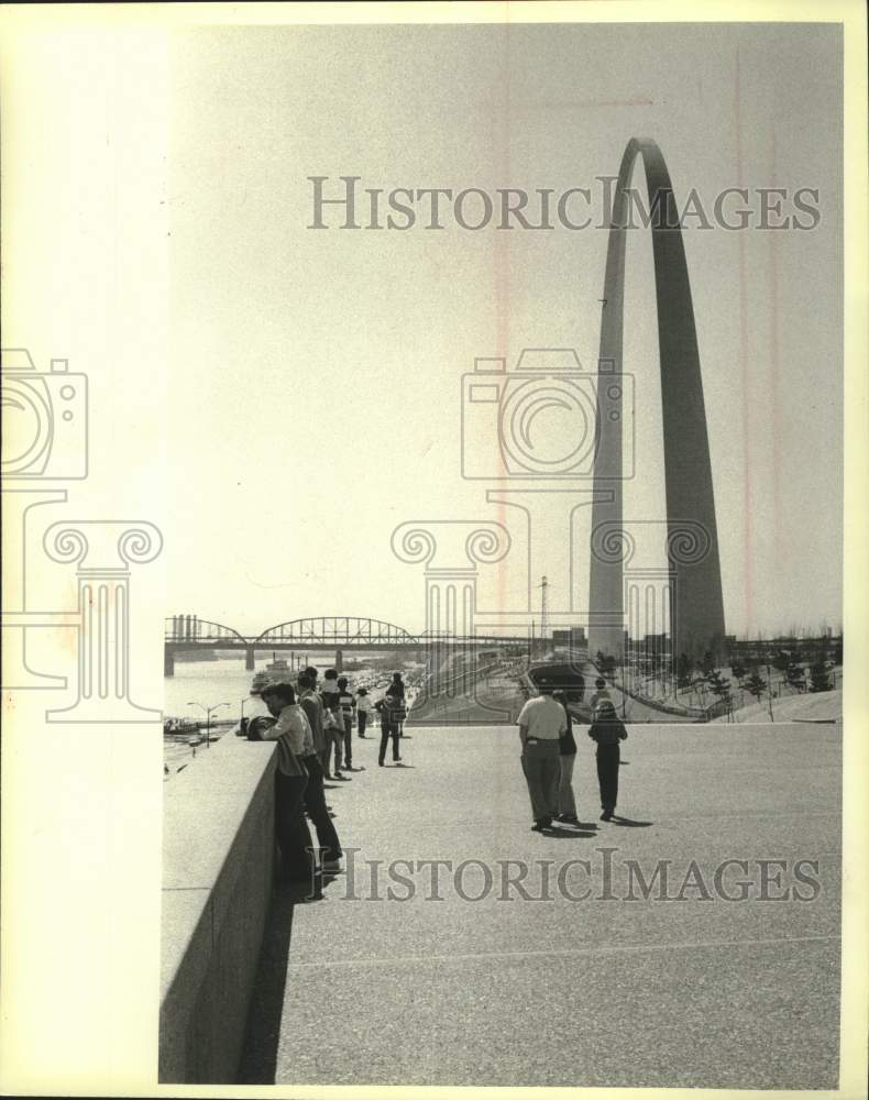 1980 Press Photo Gateway Arch in St. Louis marks the gateway to the West - Historic Images