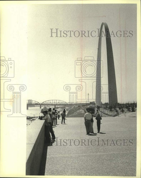 1980 Press Photo Gateway Arch in St. Louis marks the gateway to the West - Historic Images