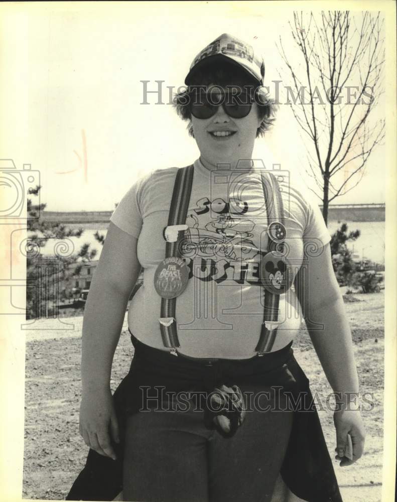 1980 Press Photo Sod buster Jason Lawson visiting the Gateway Arch - mjc37553 - Historic Images