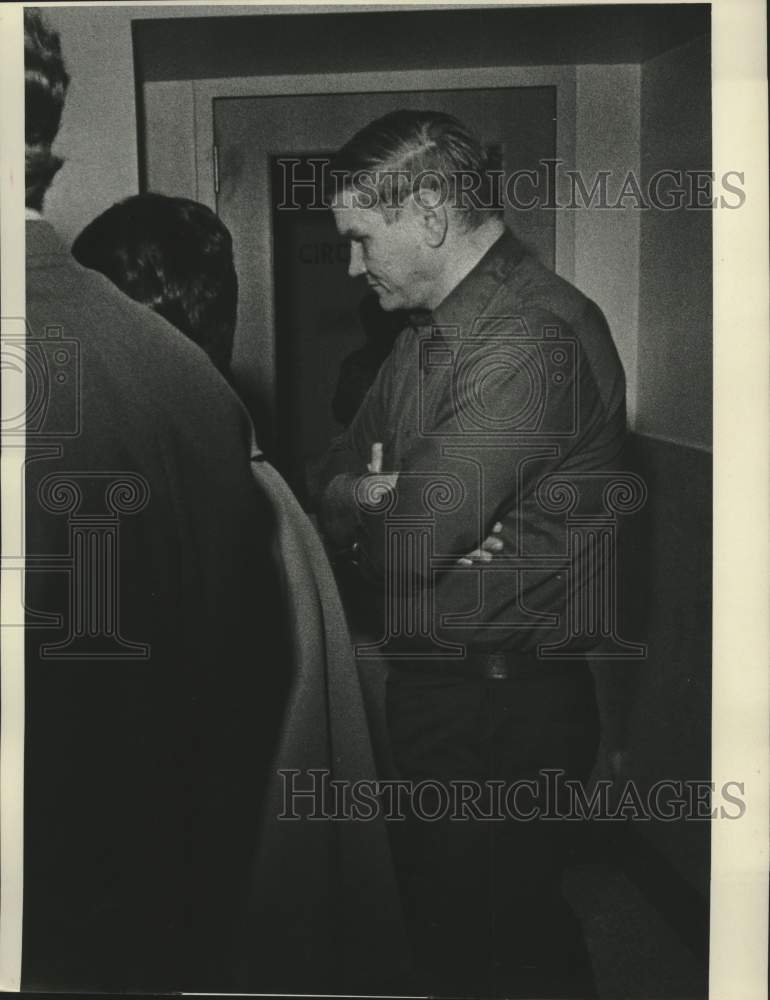 1975 Press Photo A member of the Menominee Indian community faces charges - Historic Images