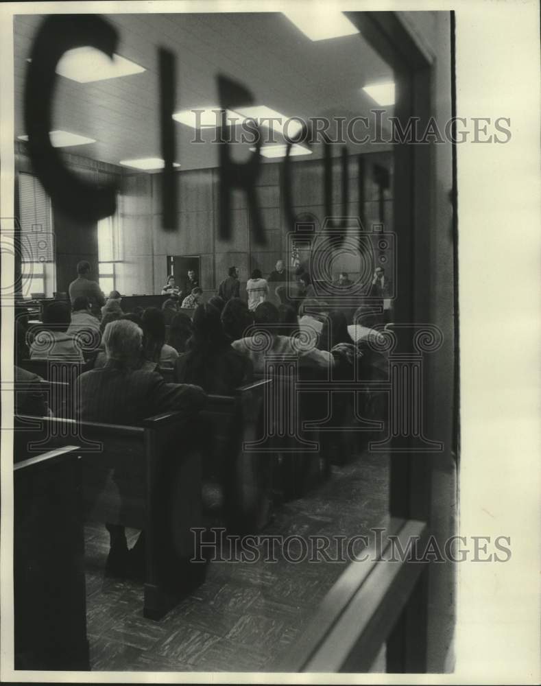 1975 Press Photo Member of Menominee Indian community faces charges in court - Historic Images