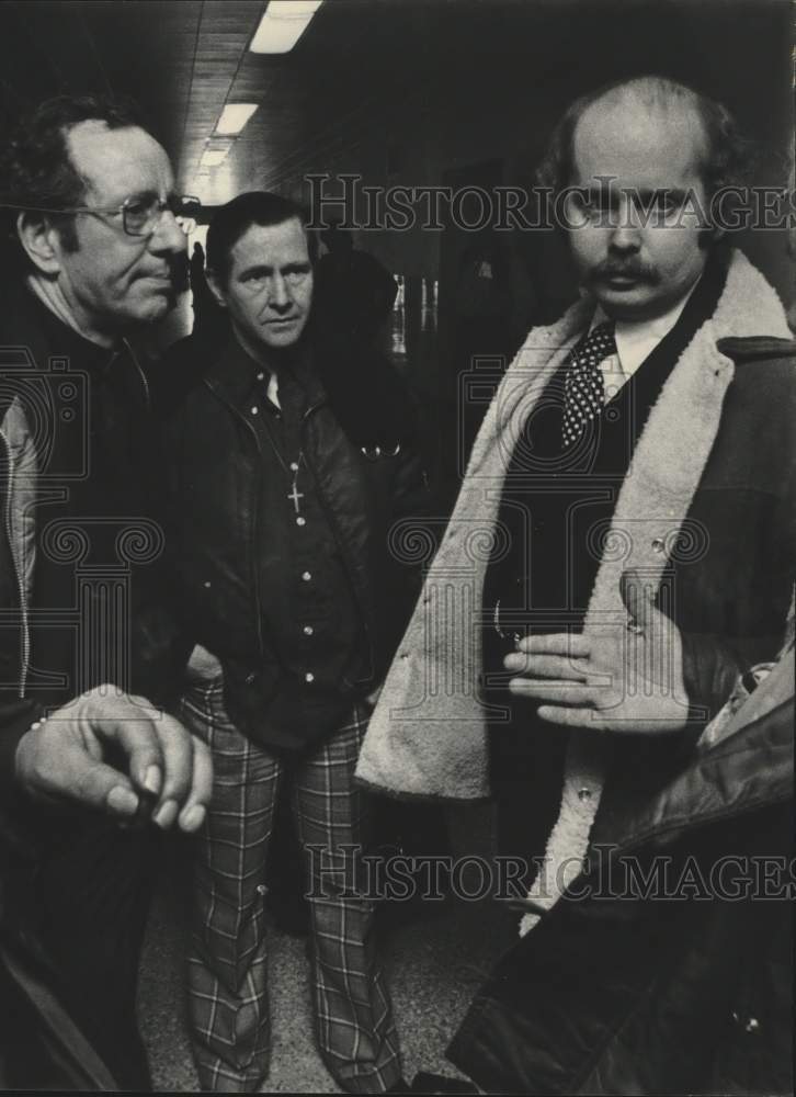 1975 Press Photo Menominee&#39;s Native Americans being charged by officials - Historic Images