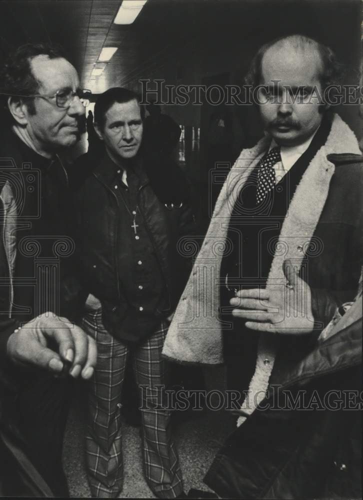 1975 Press Photo Menominee's Native Americans being charged by officials - Historic Images