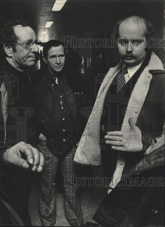 1975 Press Photo Menominee's Native Americans being charged by officials - Historic Images