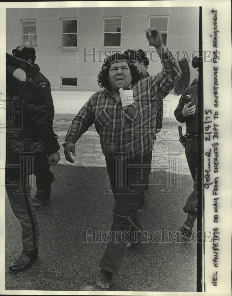 1975 Press Photo Shawano-Neil Hawpetoss going to courthouse for arraignment - Historic Images