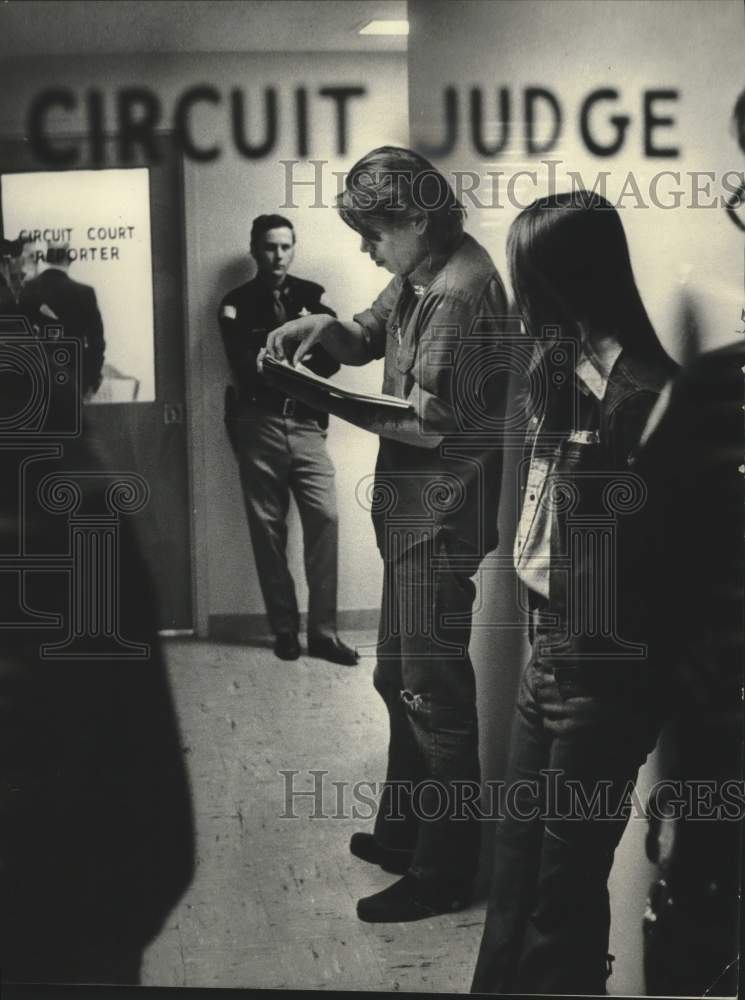 1975 Press Photo John Waubanascum reads charges at court, others, Wisconsin. - Historic Images