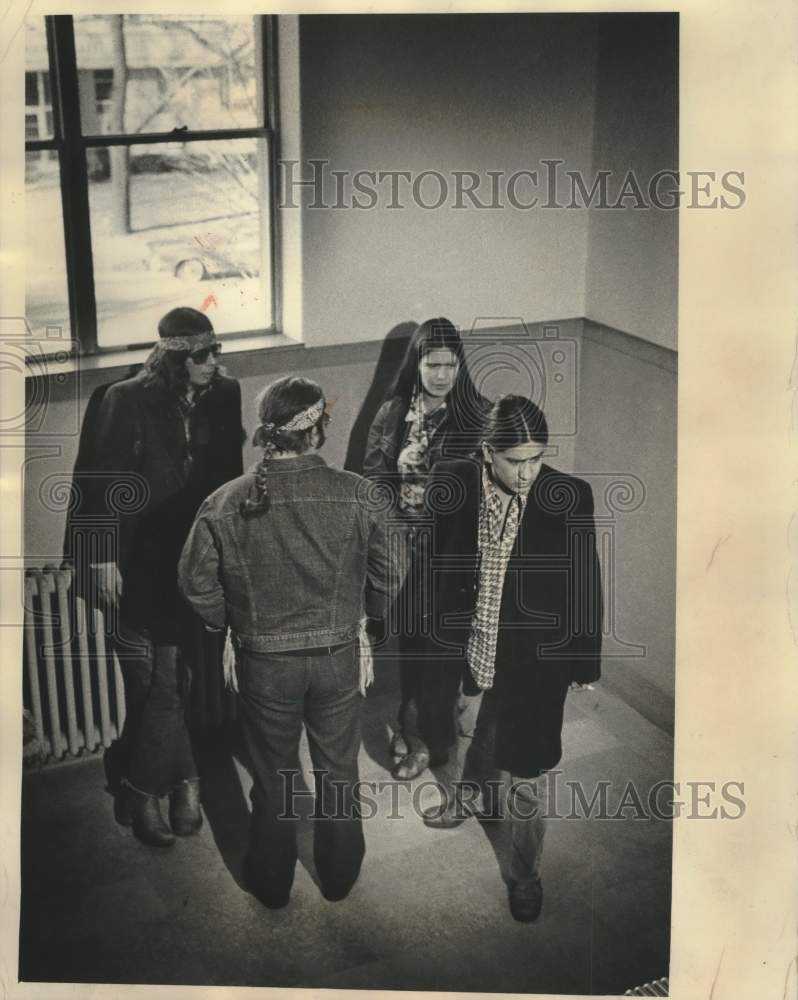 1975 Press Photo Doreen Dixon, Robert Chevalier, others, take break, Wisconsin. - Historic Images