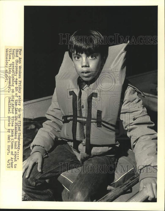 1987 Press Photo Chad Chapman in boat to begin spearfishing on lake, Wisconsin. - Historic Images