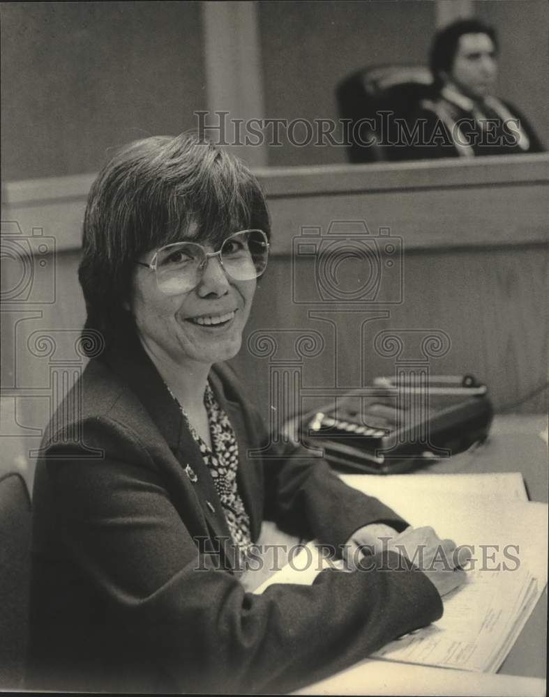 1984 Press Photo Shirley Daly part of restoration committee in court room. - Historic Images