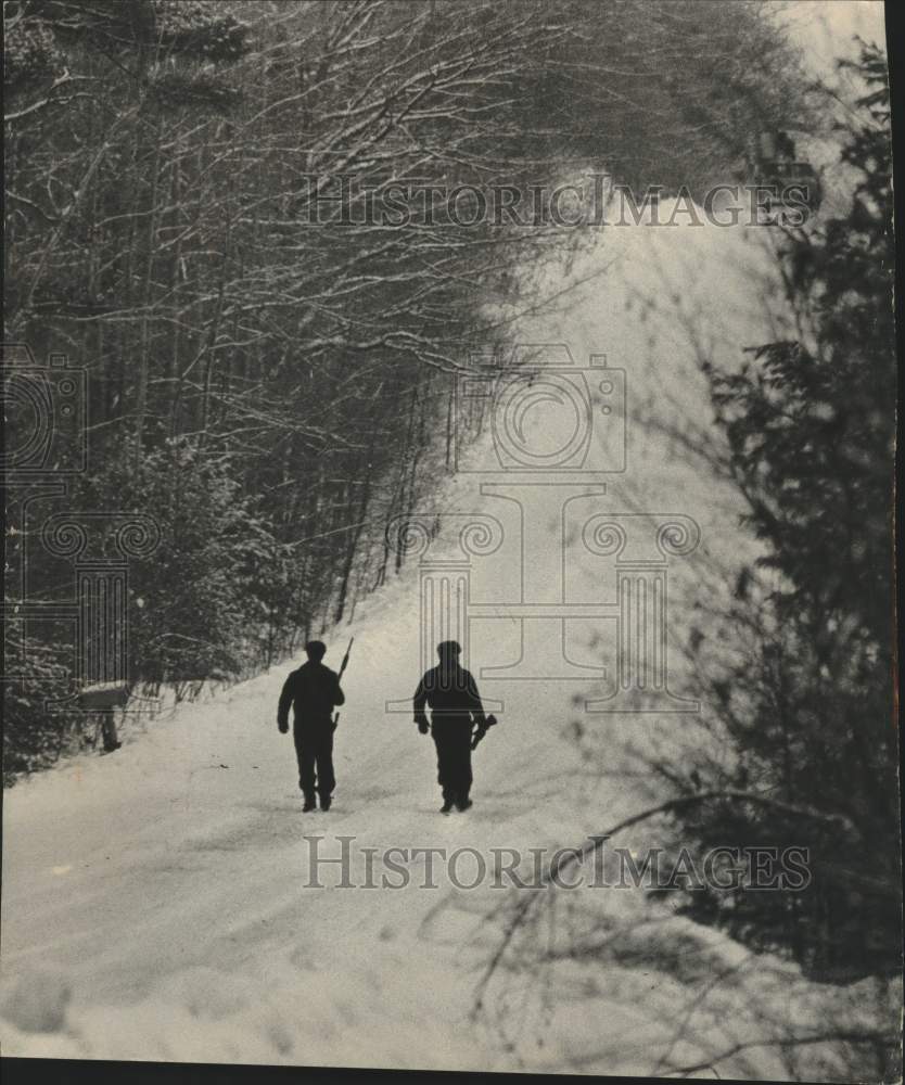 1975 Press Photo Police walk to Alexian Brothers estate held by Native Americans - Historic Images