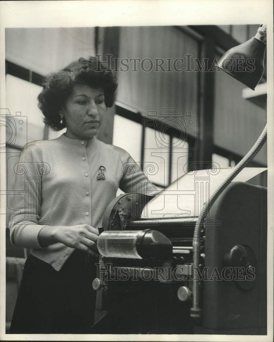 Press Photo Native American Delores K. put stencil on a multigraph - mjc37582 - Historic Images