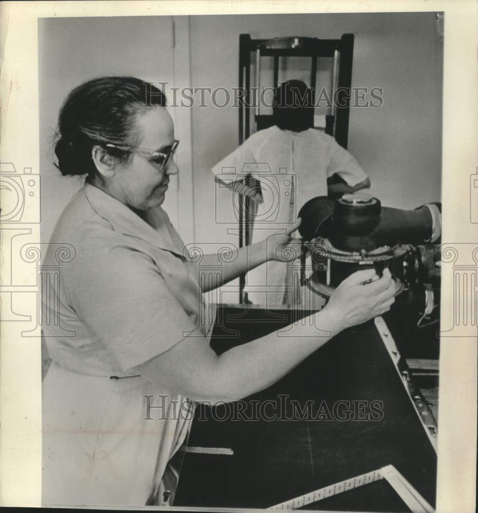 1964 Menominee County nurse Mrs. Elaine Neta operated X-ray machine - Historic Images