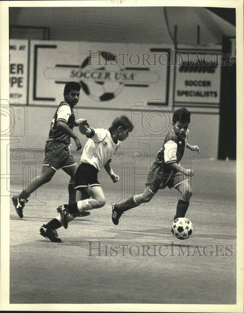 1990 Press Photo Youth playing in the Milwaukee SuperAmerica soccer tournament. - Historic Images