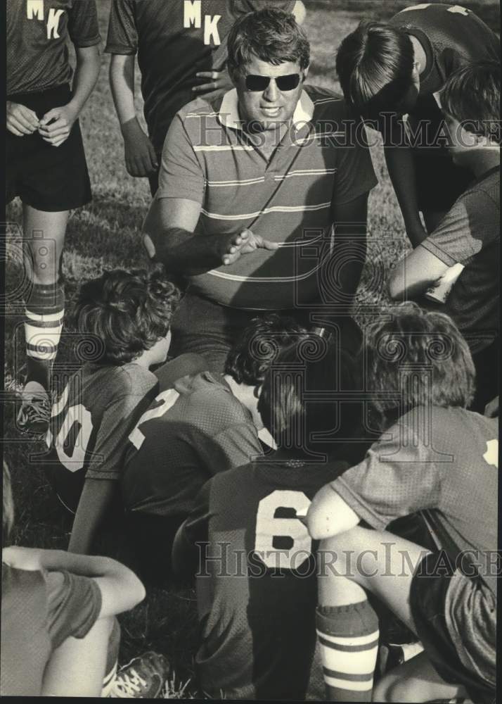 1981 Press Photo Coach of Brookfield Headers gives team a pep talk at half time - Historic Images
