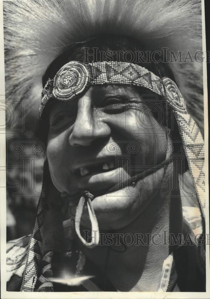 1973 Press Photo Andy Dejorme Cree Indian prepared for march into Woodland Bowl. - Historic Images