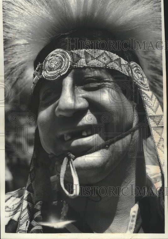 1973 Press Photo Andy Dejorme Cree Indian prepared for march into Woodland Bowl. - Historic Images