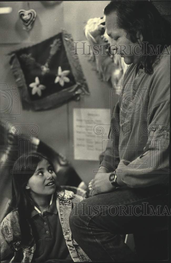 1988 Press Photo Ten-Year-Old Tsyohsaa:tu And Kalayati At Wisconsin-Milwaukee - Historic Images