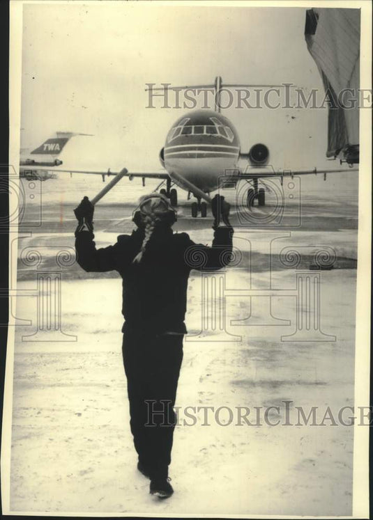 1988 Press Photo Ground crew directs Midwest Express flight into Mitchell Field - Historic Images