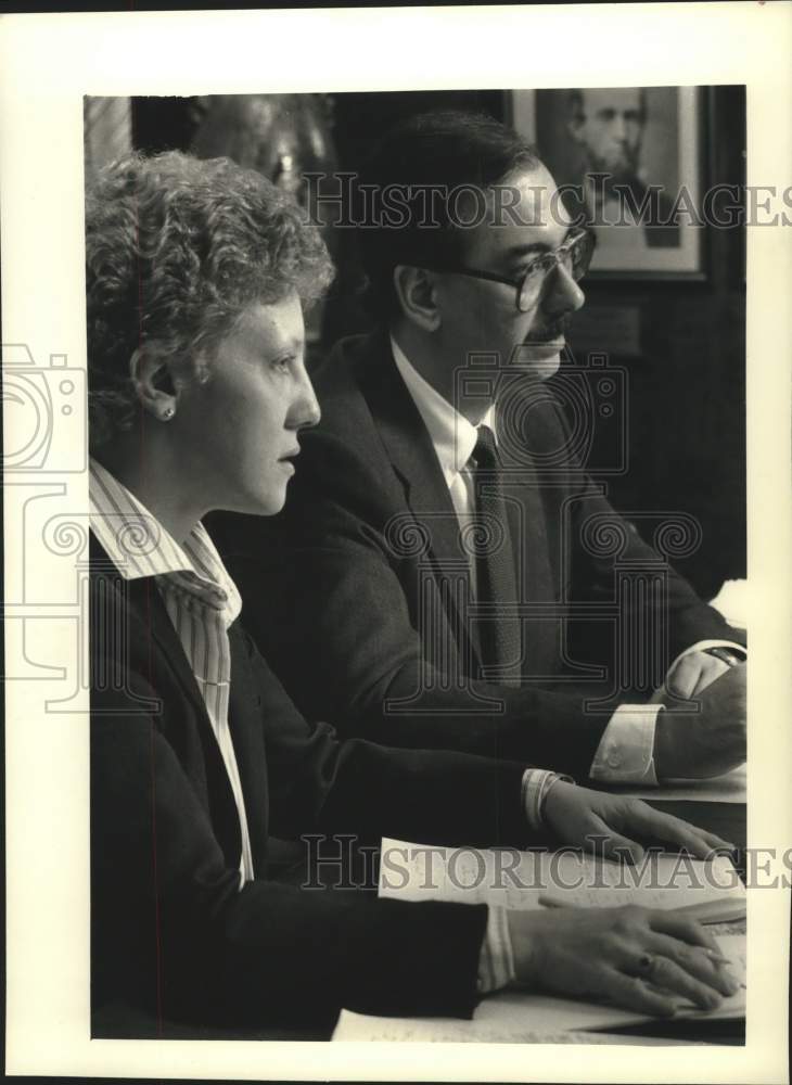 1990 Press Photo Marcia J. Slowinski and Bruce R. Heiling offer financial advice - Historic Images