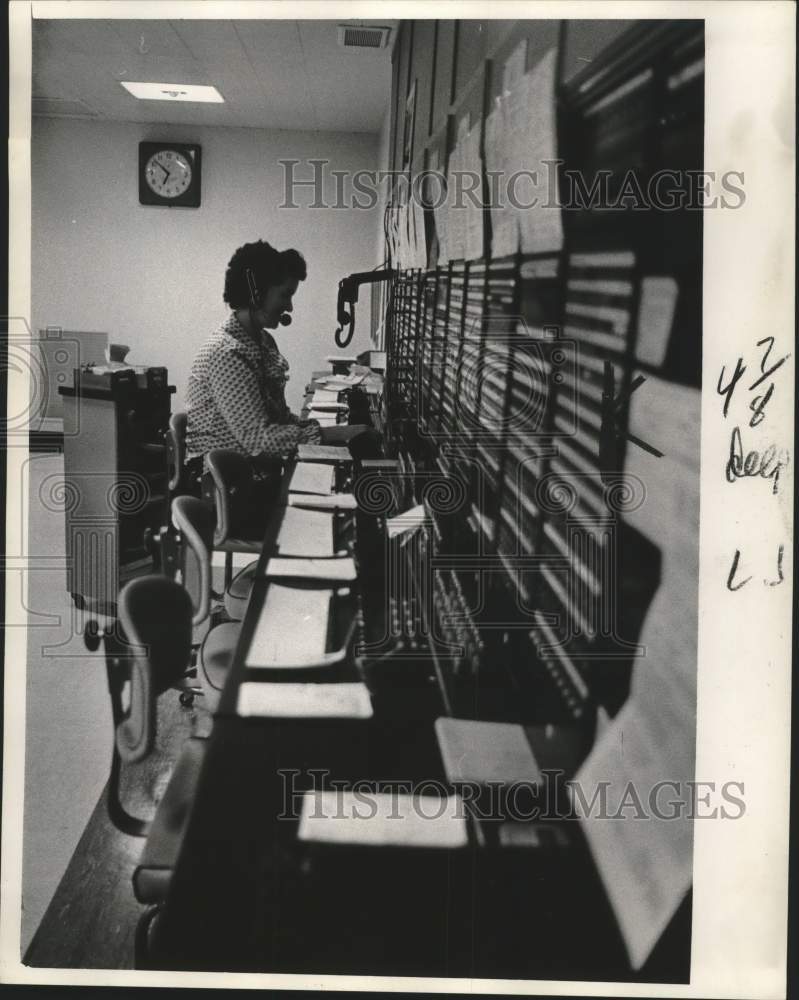 1966 Press Photo Operator on duty Telephone Exchange, Milwaukee Journal Sentinel - Historic Images