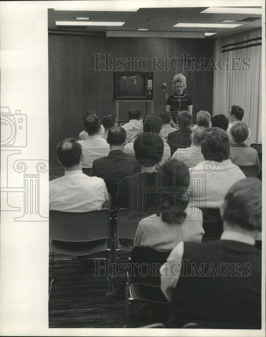 1970 Press Photo Milwaukee Journal Sentinel employees learn telephone system - Historic Images