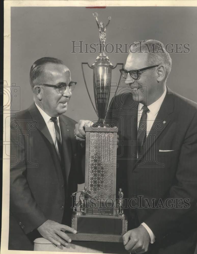 1966 Press Photo Otto Gieringer and Bill Kuehn with bowling trophy, Milwaukee- Historic Images