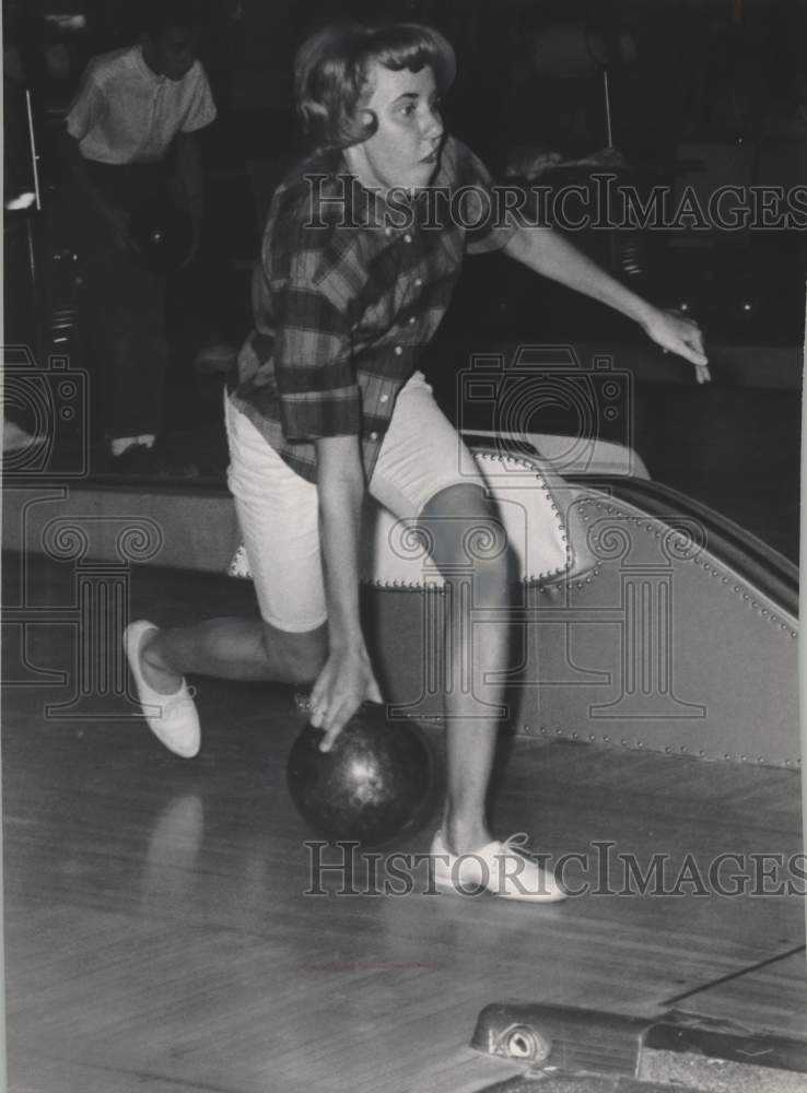 1964 Press Photo Gail Shore of Menomonee Falls Recreation, bowls - mjc37722- Historic Images