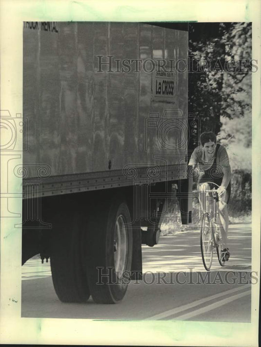 1984 Press Photo Cyclist on Waukesha County Highway ZZ, Wisconsin - mjc37731 - Historic Images