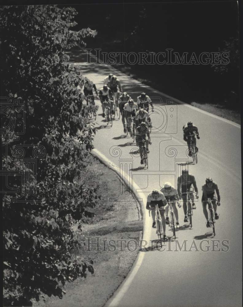 1985 Press Photo Bicyclist round curve on Elmwood Road, Milwaukee - mjc37744 - Historic Images