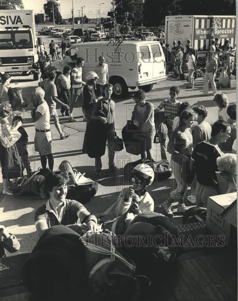 1986 Press Photo Cyclists load trucks with gear, wait for transport, West Allis - Historic Images