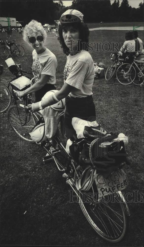 1982 Press Photo Bicyclists Judy Felton (left) and Sue Wicentowski, Milwaukee - Historic Images