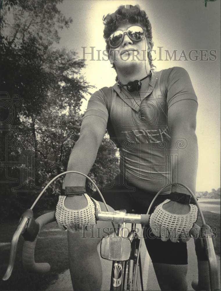 1984 Press Photo Peter Baille shows off fishnet riding gloves with leather palms - Historic Images