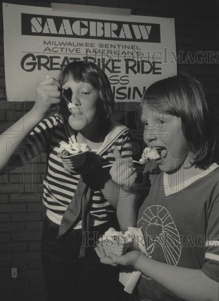 1983 Press Photo Kirsten and Kaari Olson enjoy ice cream at SAAGBRAW event. - Historic Images