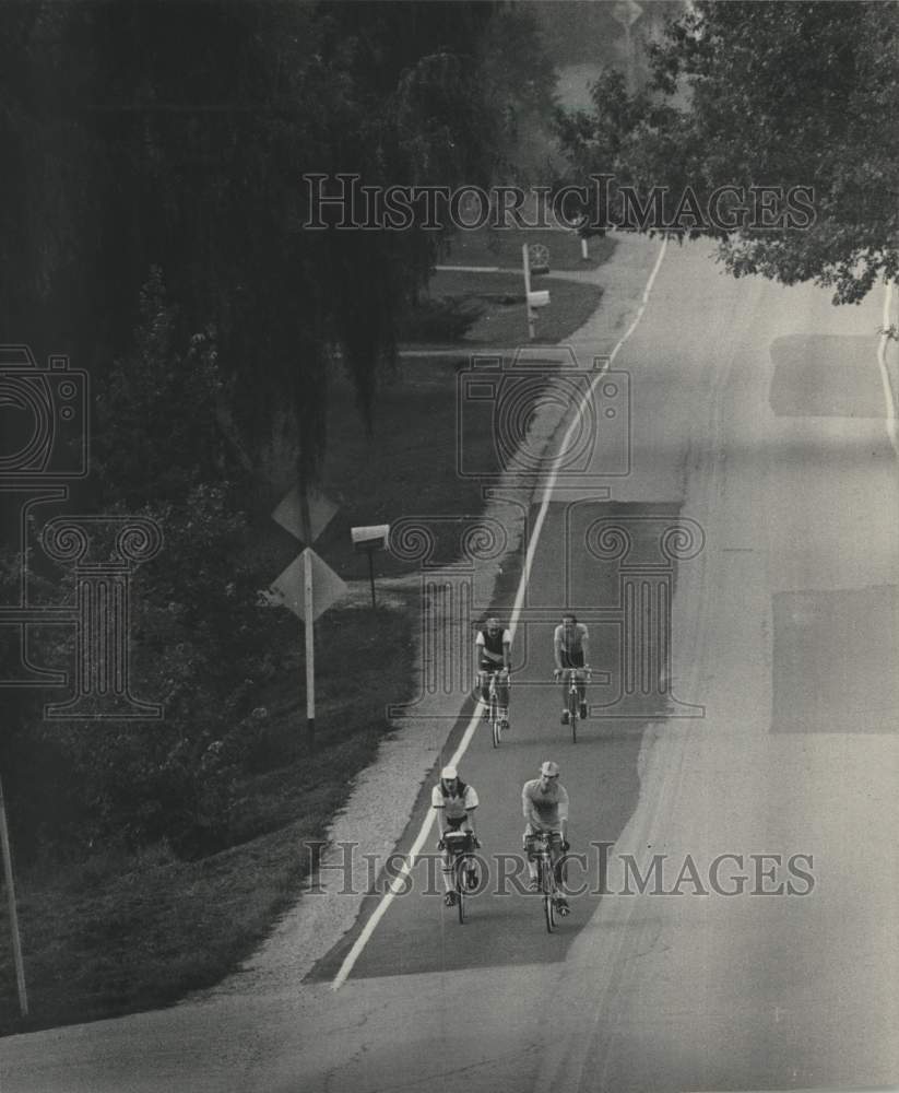 1983 Press Photo Cyclists on River Road, Milwaukee Sentinel Century bicycle tour - Historic Images