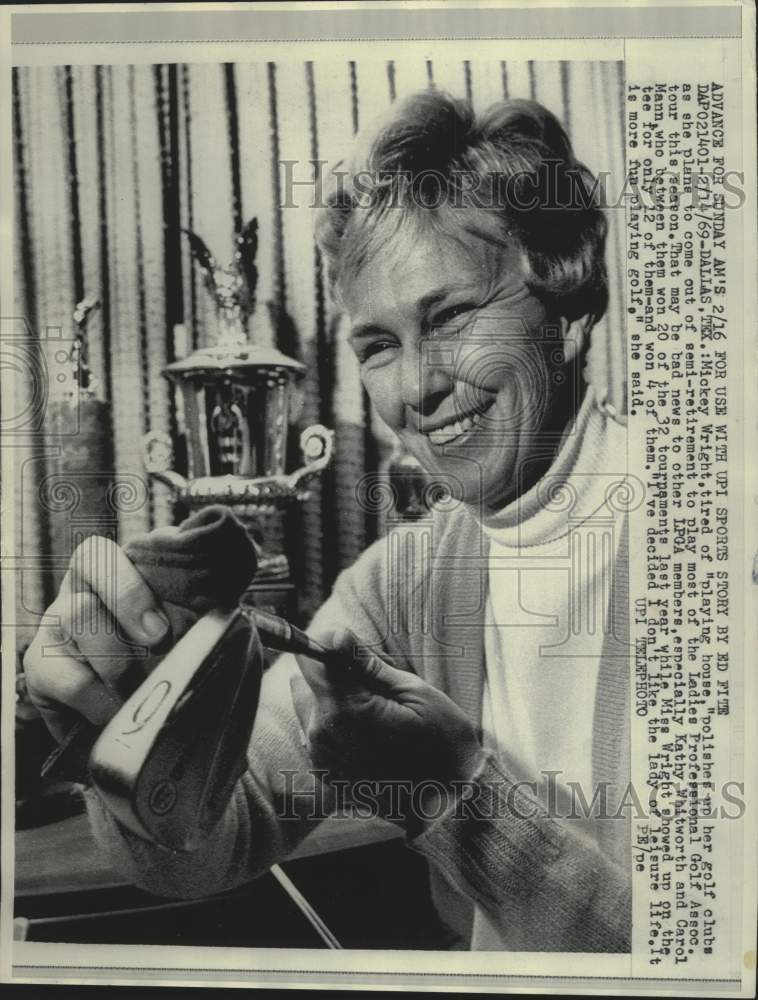 1989 Press Photo Pro Golfer Mickey Wright polishes her clubs - mjc37756 - Historic Images