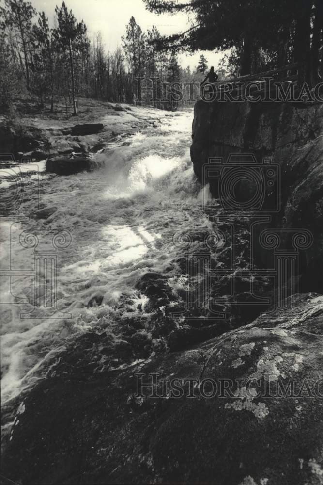 1978 Press Photo A Menominee on the Wolf River, Big Smokey Falls - mjc37760 - Historic Images