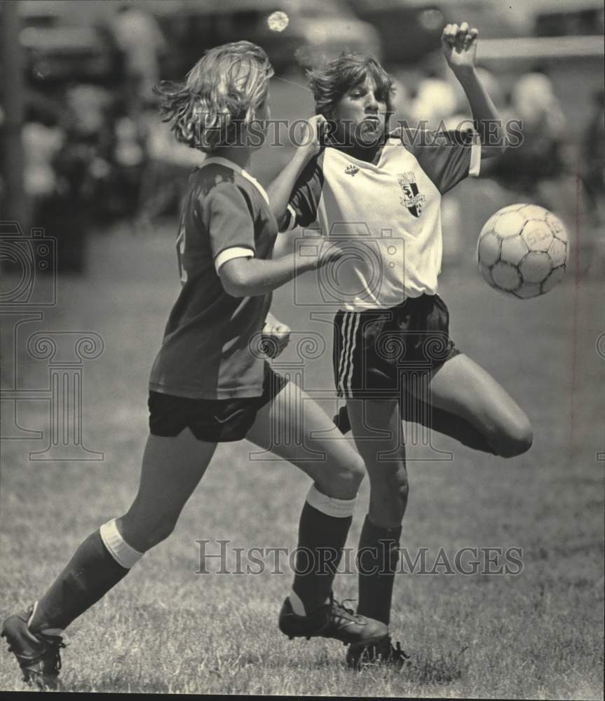1985 Press Photo Cosmos guard Lightning in WYSA Soccer Classic semifinals - Historic Images