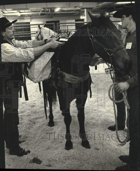1984 Press Photo Buster the horse fitted at the Milwaukee Sentinel Sports Show - Historic Images