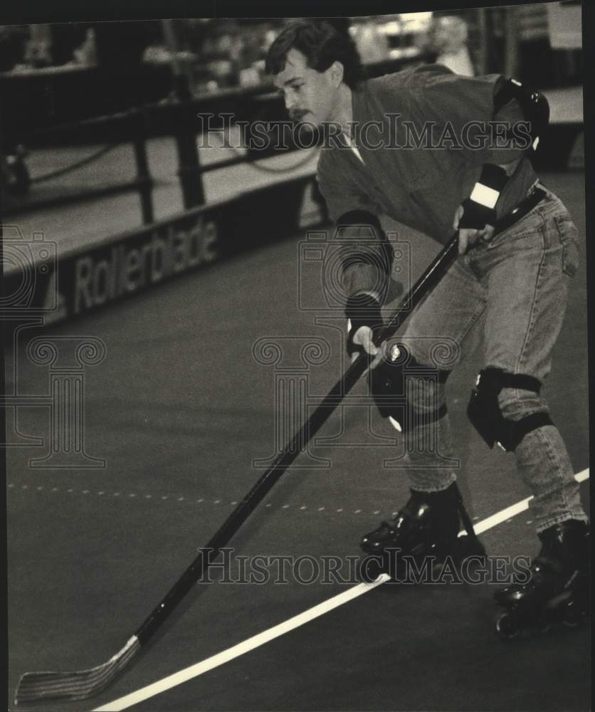 1994 Press Photo Tom Held rollerblades at the Milwaukee Sentinel Sports Show - Historic Images