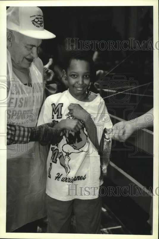 1994 Press Photo Fishermen at the fishing pool, Milwaukee Sentinel Sport Show - Historic Images