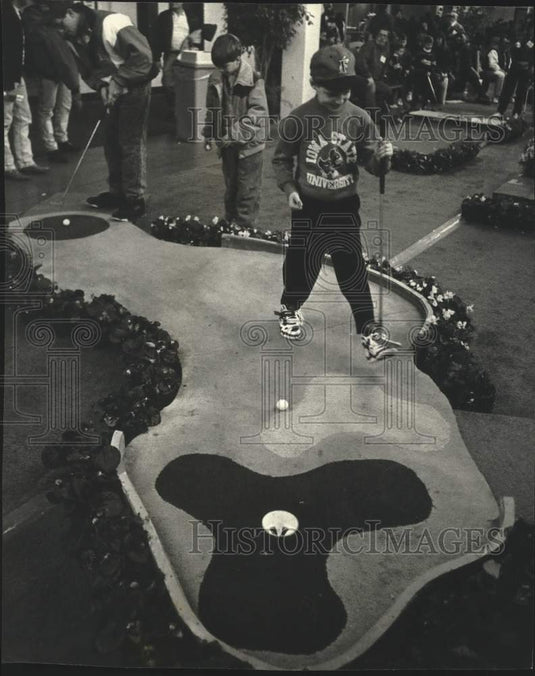 1993 Press Photo Brad Bounds tries mini-golf at Milwaukee Sentinel Sports Show - Historic Images