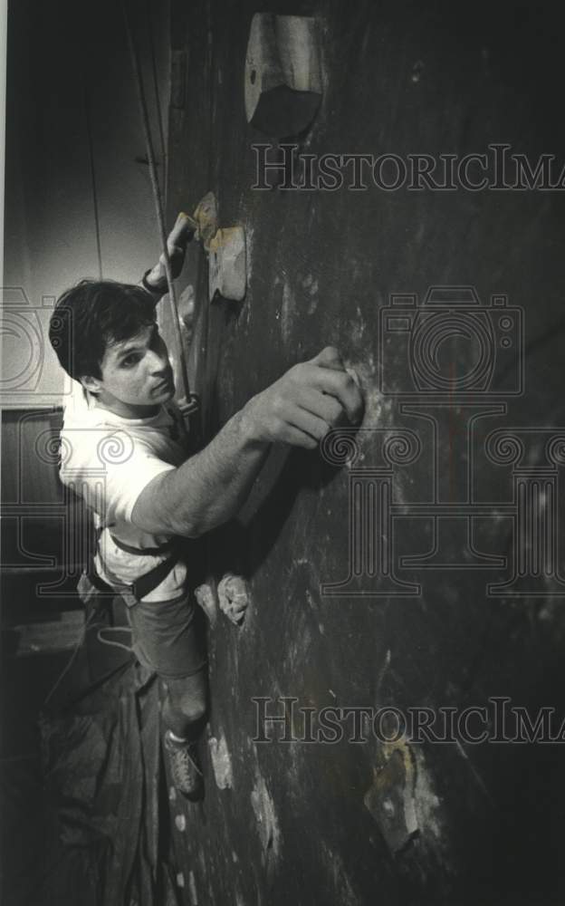 1993 Press Photo Mark Haugh climbs rock wall, Milwaukee Sentinel Sport Show - Historic Images