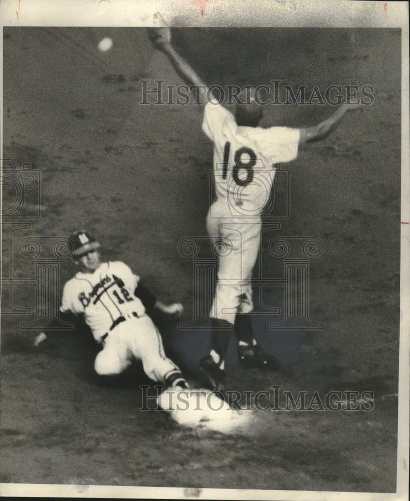 1960 Press Photo Milwaukee Brave&#39;s Mel Roach slides into first base - mjc37793 - Historic Images