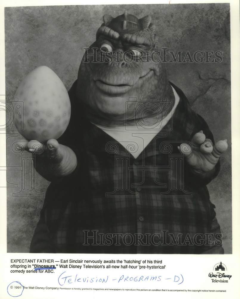 1991 Press Photo Earl Sinclair awaits a hatching on ABC&#39;s &quot;Dinosaurs&quot; - Historic Images