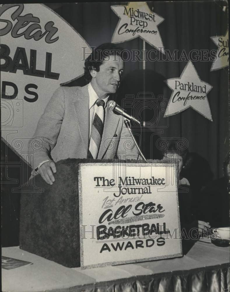 1976 Press Photo Coach Al McGuire addressed Milwaukee basketball stars - Historic Images