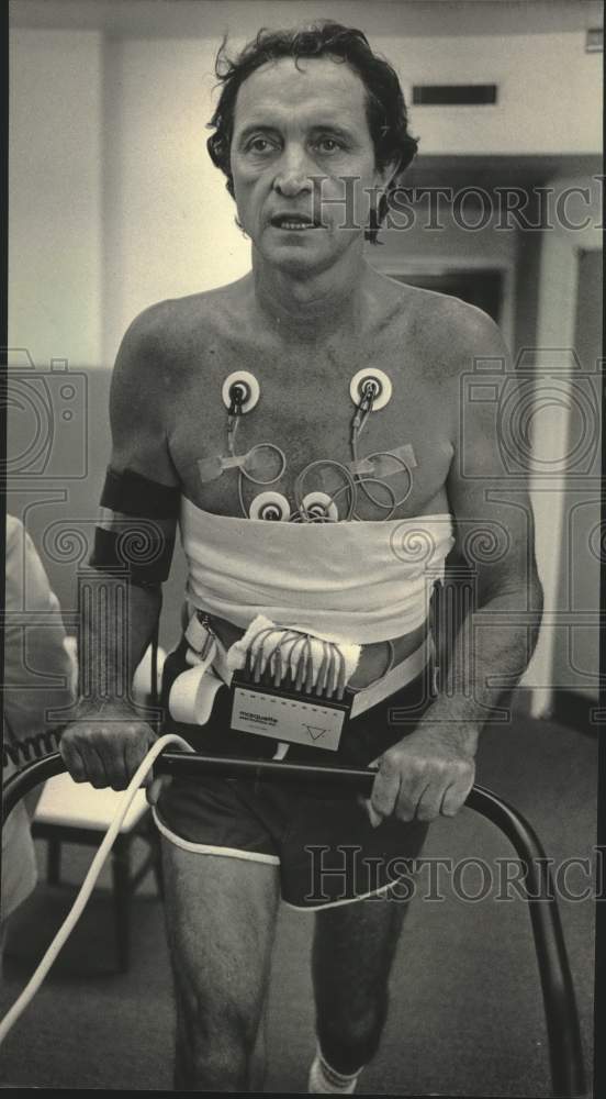 1984 Press Photo Al McGuire runs on treadmill, Good Samaritan Medical Center - Historic Images