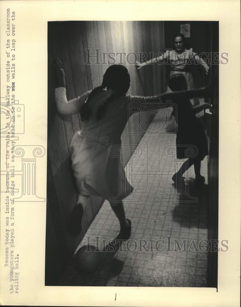 1985 Press Photo School children play dodge ball during indoor recess - Historic Images