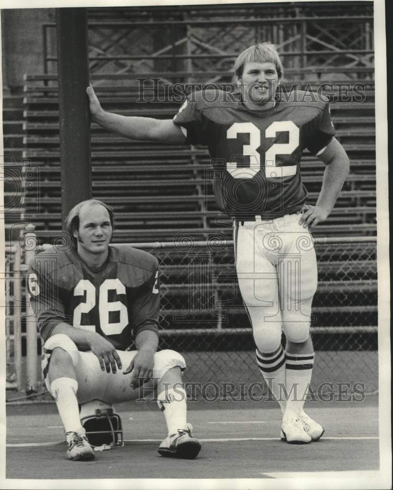 1975 Press Photo Badgers football players Bill Marek &amp; Ken Starch - mjc37845 - Historic Images