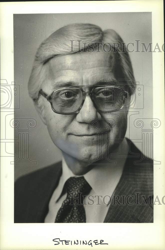 1982 Press Photo Eugene Steininger, director of market analysis, General Motors - Historic Images