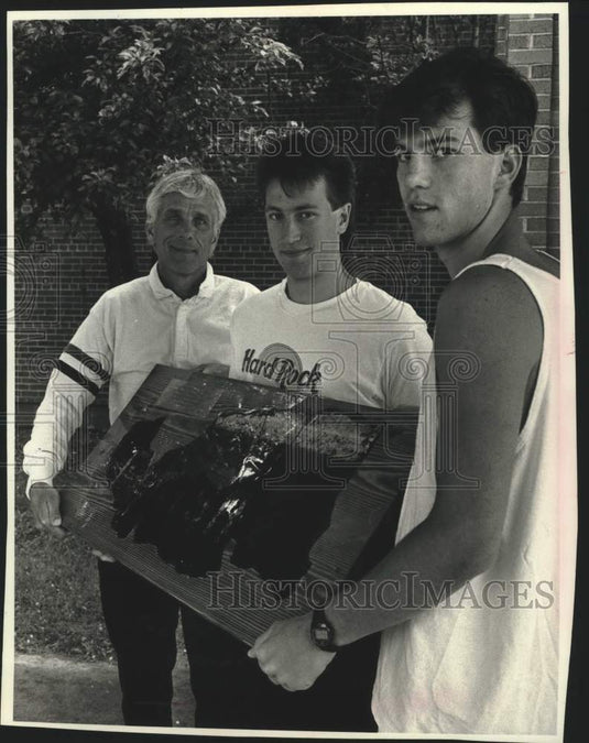 1990 Press Photo Kettle Moraine coach Brian Steinke with plaque from seniors - Historic Images